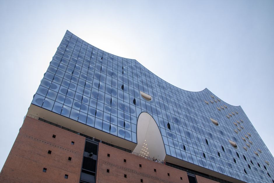 Großeinsatz in der Elbphilharmonie nach Lebensmittelvergiftung.