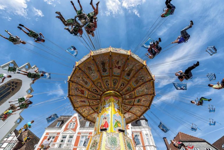 Menschen stundenlang auf Kettenkarussell auf dem Dom festsitzend.