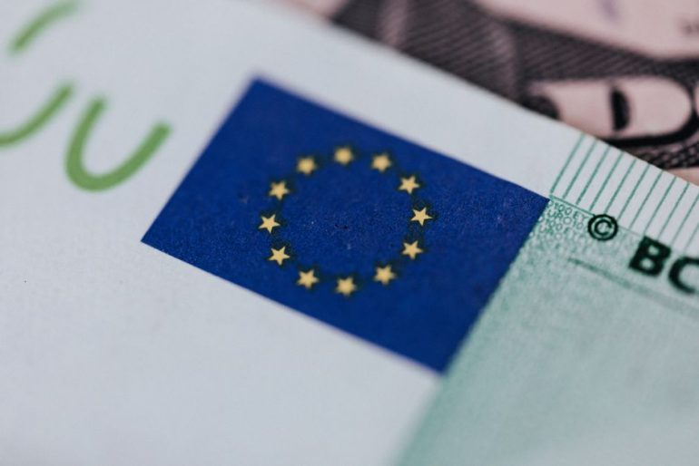 Ukraine feiert Unabhängigkeitstag unter Beschuss und mit neuer EU-Hilfe.