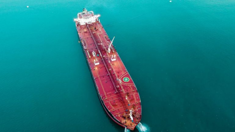 Tanker in Straße von Hormus angegriffen – US-Finanzminister droht mit Sanktionen.