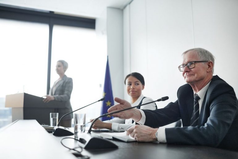 Kabinett berät über Wirtschaftswachstum; Sorge um Staatsdefizit