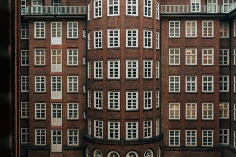Anwohnerin der Holstenstraße teilt Gedanken zum drohenden Hauseinsturz.