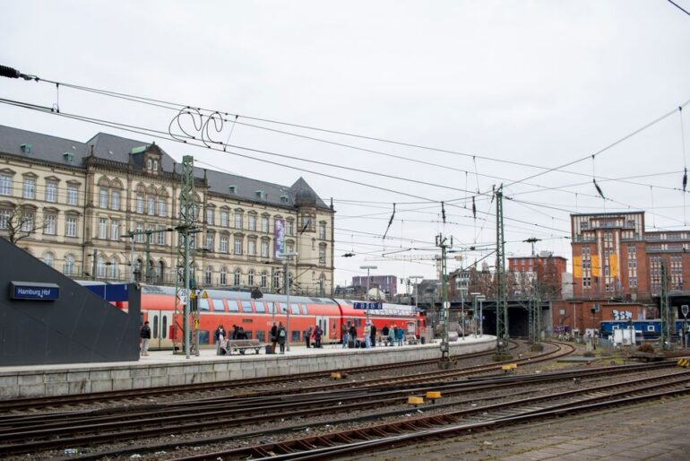Nordbahn-Zug mit über 200 Fahrgästen evakuiert.