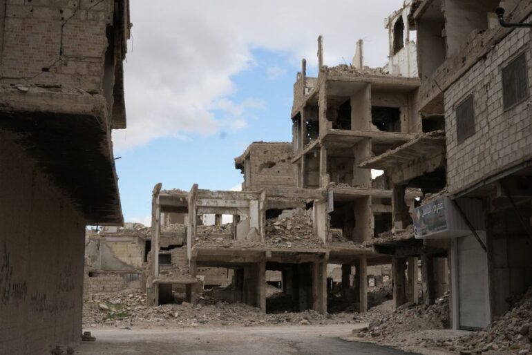 Israel greift erneut Ziele im Libanon an, Tote und Verletzte gemeldet.