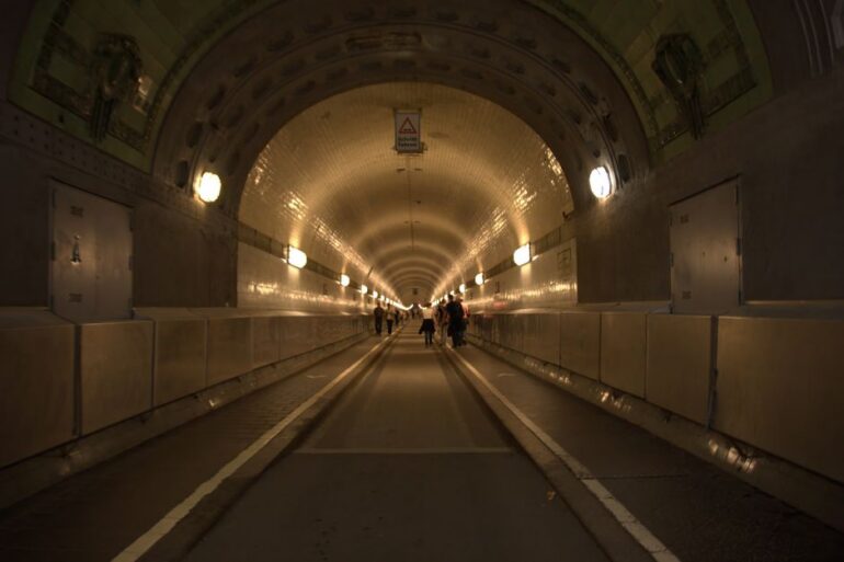 Alter Elbtunnel feiert Jubiläum und ist wieder voll nutzbar.
