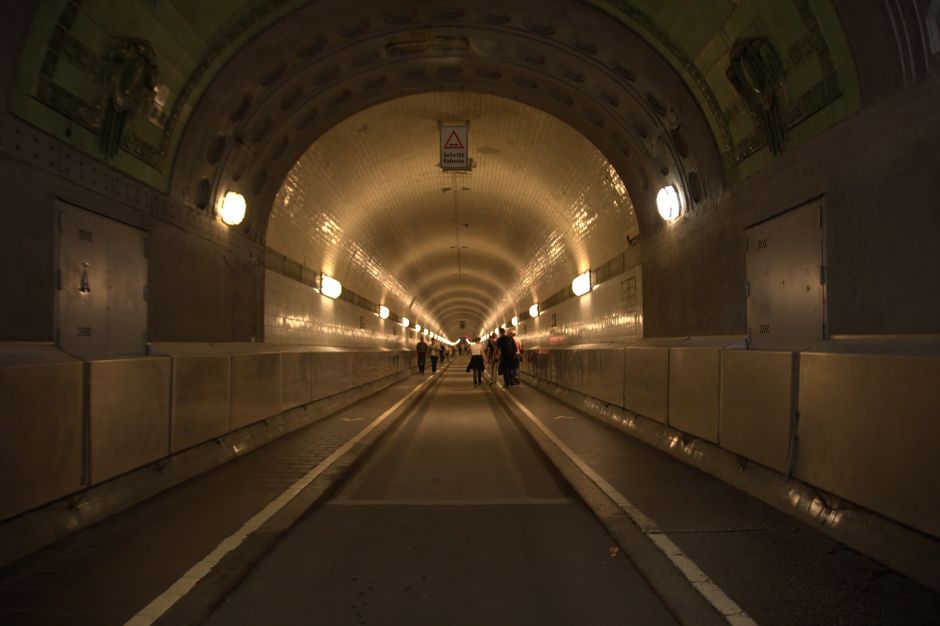 Alter Elbtunnel feiert Jubiläum und ist wieder voll nutzbar.