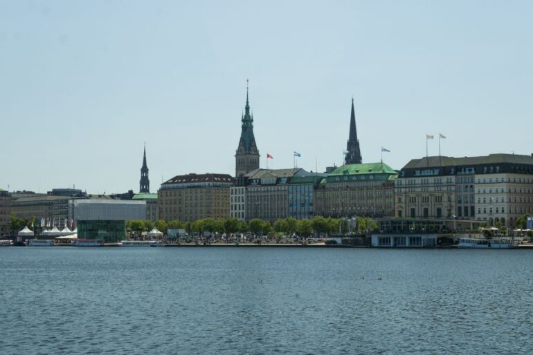 Filmfest auf schwimmender Leinwand am Jungfernstieg.