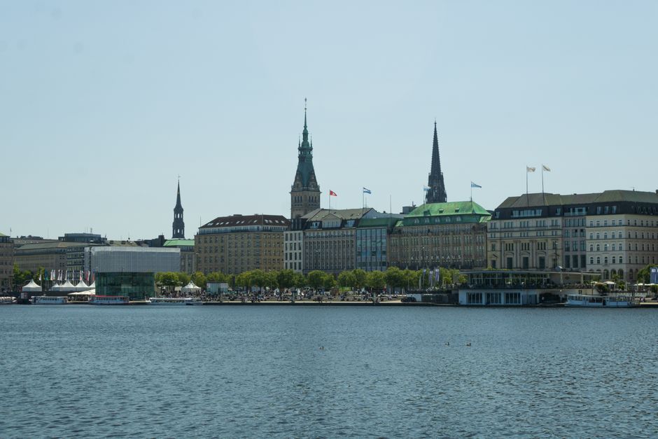 Filmfest auf schwimmender Leinwand am Jungfernstieg.