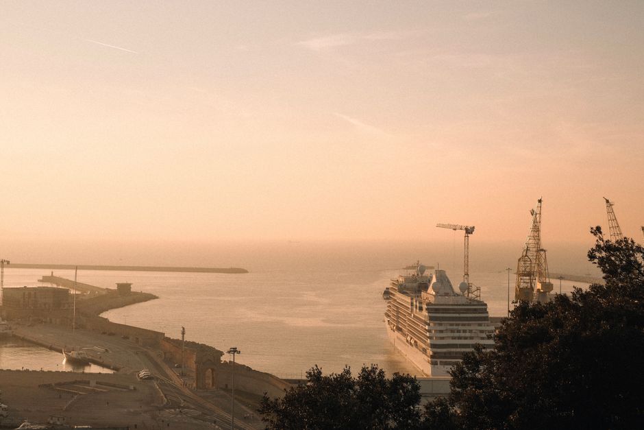 Kreuzfahrtschiff "AIDAperla" im Hafen von Le Havre havariert.