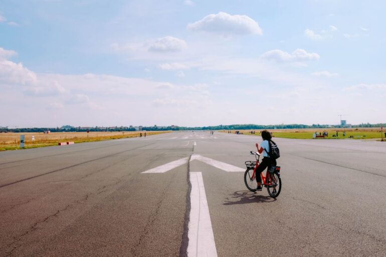 Zoll entdeckt Luxus-Fahrrad am Flughafen.