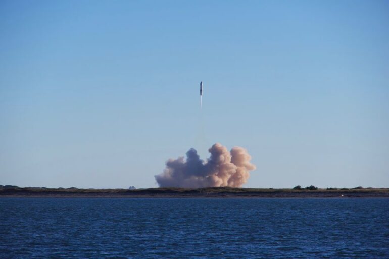 Nordkorea feuert mutmaßlich ballistische Rakete ab.