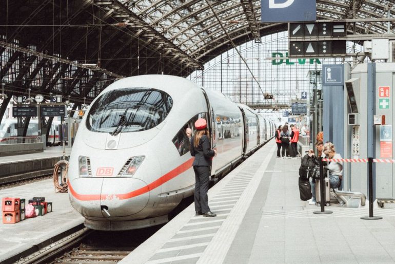 Deutliche Zugverspätungen auf der Strecke Hamburg-Berlin gemeldet.