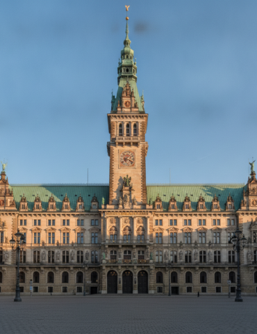 Rund 88.000 Menschen haben eine Petition gegen die geplanten Kürzungen bei der Schulbegleitung in Hamburg unterzeichnet.
