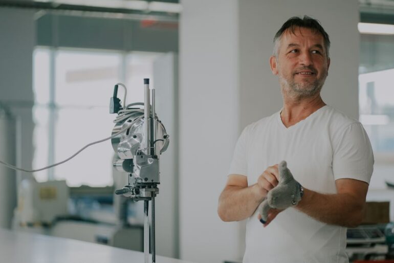 Tesa entwickelt Klebetechnik für globale Märkte.