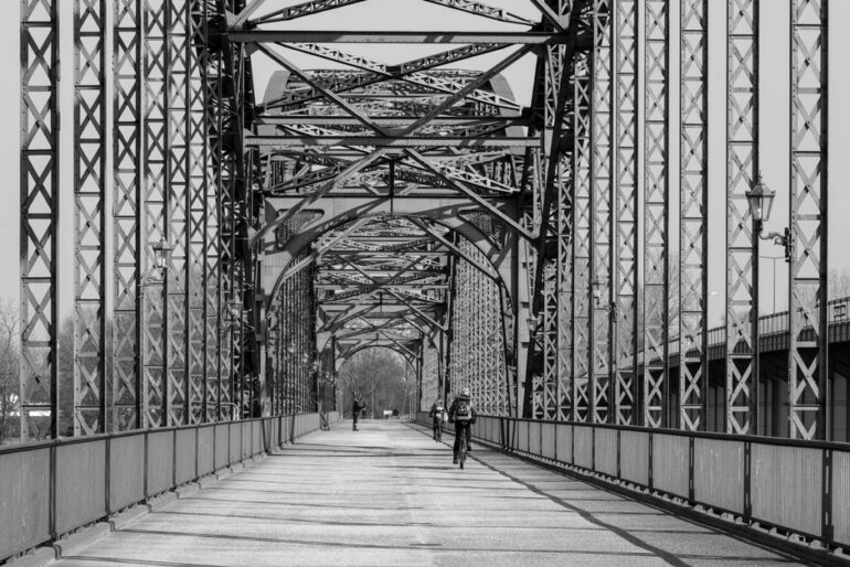 Neue Elbbrücke für Radfahrer und Fußgänger eröffnet.
