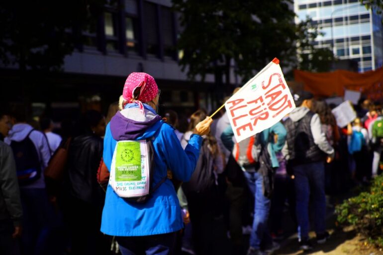 Nach Sachsen-Anhalt-Wahl: Protest gegen Rechtsruck in Hamburg.