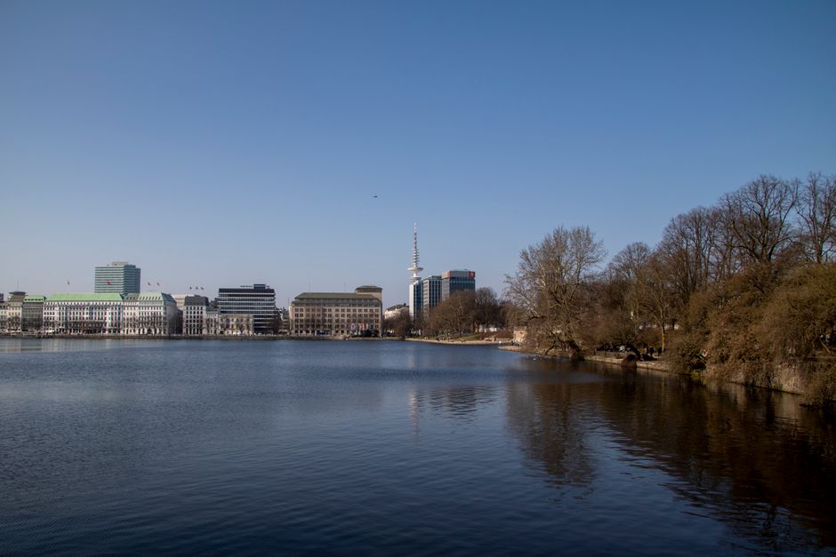 Suche nach Schwimmer in Binnenalster.