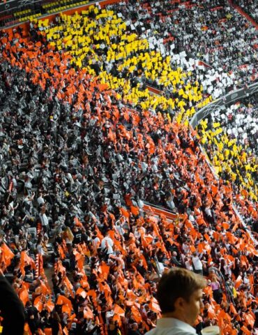 1. FC Köln siegt im Rheinderby, Fans von Gladbach randalieren.